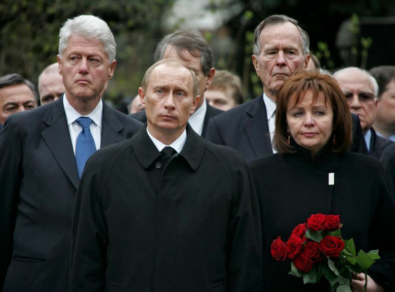 2007年4月25日、モスクワのノボデヴィーチ墓地で行われた、初めて民主的な選挙で選出されたエリツィン元大統領の埋葬式。クリントン大統領、プーチン大統領、ブッシュ元大統領、プーチン夫人が参列（肩書きは当時）。