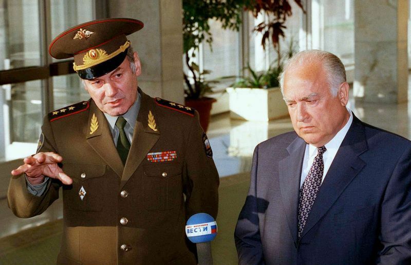 現役時代のイヴァショフ大佐。1999年６月。バルカン特使のチェルノムルディン氏と帰国後のモスクワ。氏はミロシェビッチ大統領がコソボに関する国際和平協定を受け入れ、ユーゴスラビアの平和は間近だと述べた。