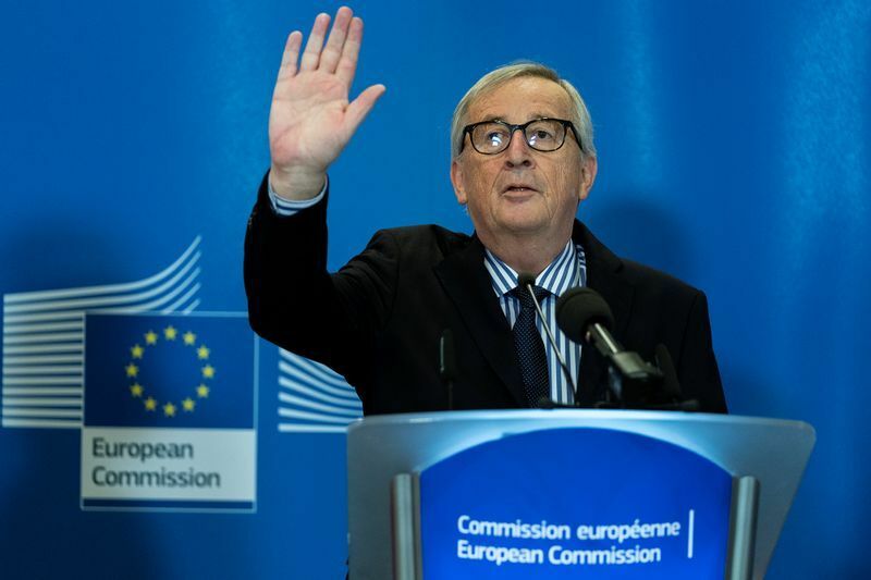 2019年12月3日、EUの委員長をデアライエン氏に引き継ぐ日、手を振るユンケル前委員長