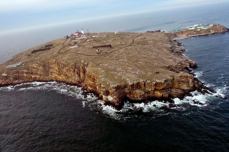 蛇島という名前は、14世紀に黒海を支配したジェノバ人が池に多くの爬虫類をみつけたため。ソ連時代に蛇を駆除したらネズミが増え、殺鼠剤で島が汚染されたという。Wikipedia英語版（Фотонак提供）