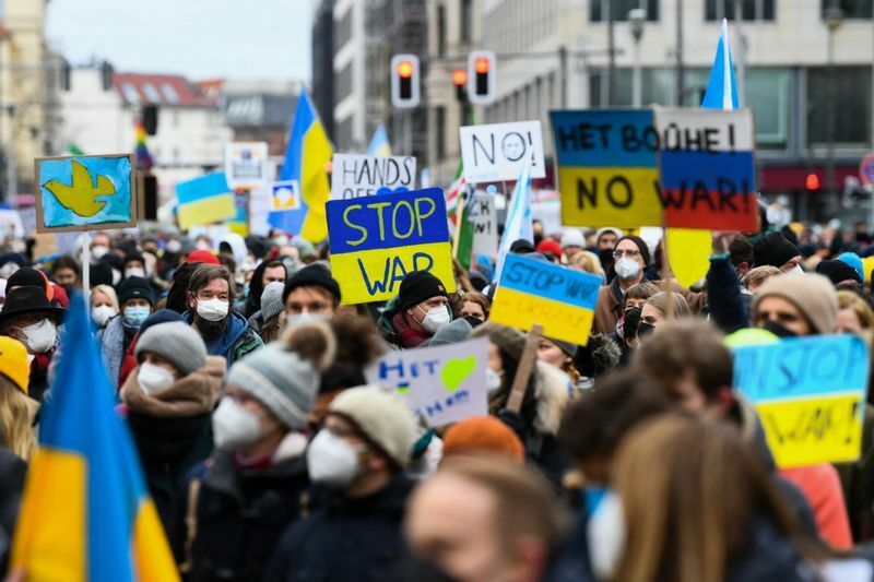 2022年3月6日ベルリンで、ウクライナに連帯するデモに参加する人々