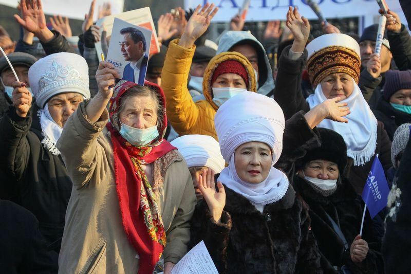 キルギスの首都ビシュケク。人々の顔立ちが中国人のような、イラン人のような、トルコ人のような、様々な人がいる。2021年1月大統領選の選挙集会に参加するジャパロフ氏の支持者たち。