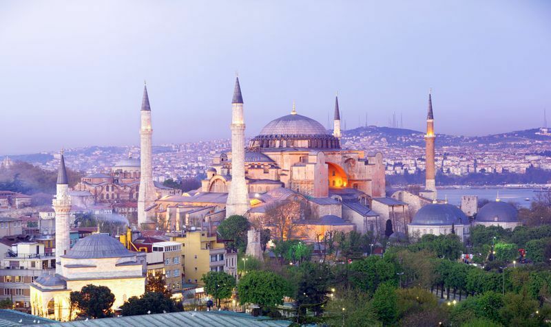 イスタンブールのアヤソフィア。元はコンスタンティノープル総主教庁の所在地の大聖堂だったが、オスマン・トルコの支配後、次第にイスラム教のモスクに改築された。