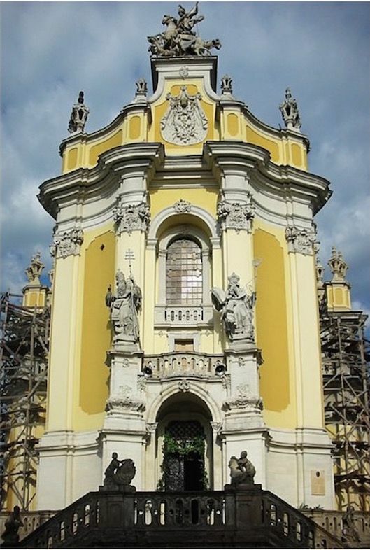 聖ユーラ大聖堂。西のリヴィヴにある。バロック・ロココ様式。中には正教会のイコンなどが飾られている。Wikipediaより。
