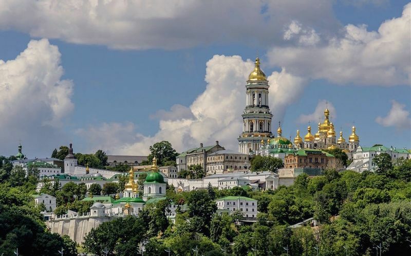 キエフ・ペチェールシク・ラブラ大修道院。国立博物館の管理と、モスクワ総主教庁系ウクライナ正教会が管理する地域に分かれている。1990年に世界遺産リストに登録された。Wikipediaより