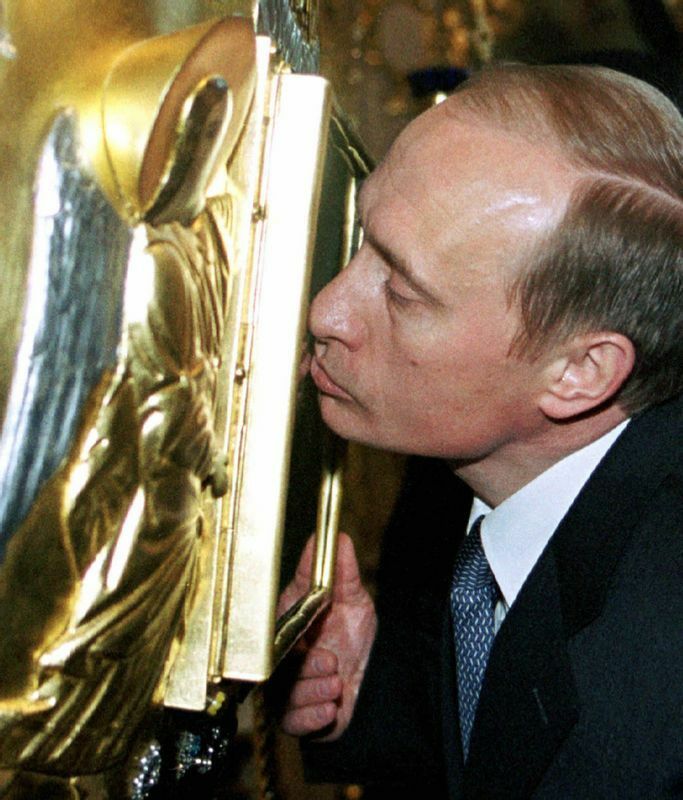 2000年４月、プーチン次期大統領が、キエフのペチェルスク・ラブラ修道院を訪問。教会内のイコンにキスをしている。総主教と面会後、隣国ウクライナとの関係を新たなレベルに引き上げたいと述べた。