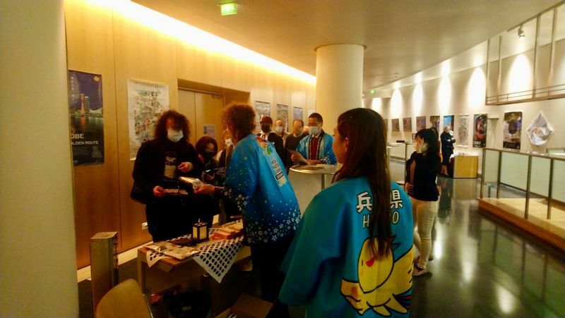 ３月24日夜に上映の「寅次郎夕焼け小焼け」は、兵庫県龍野が舞台の人気作。兵庫県パリ事務所の方々が、壁に観光名所のポスターを張り、来場者にプレセントを配って歓待した（プライバシーのために一部加工有り）。