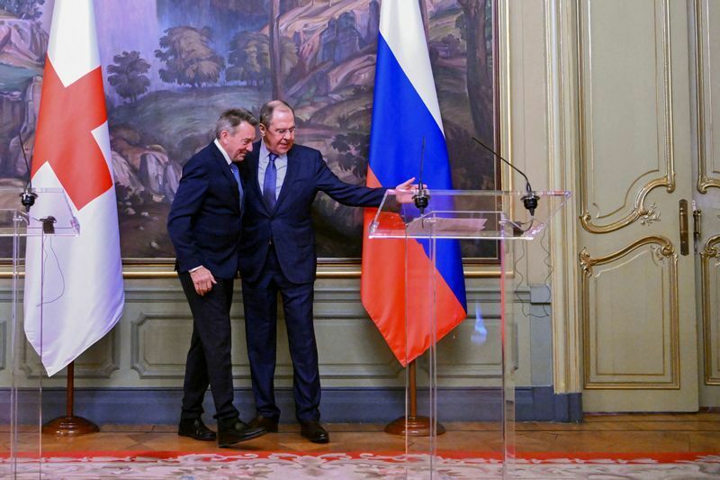 ラブロフ外相とピーター・マウラーICRC会長が、モスクワでの記者会見を後にする。3月24日。二人は2016年11月にもモスクワで会談している。