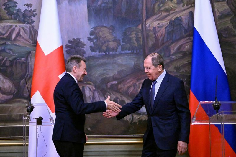 ラブロフ外相とマウラー会長は3月24日モスクワでの会談後の記者会見で握手を交わした。
