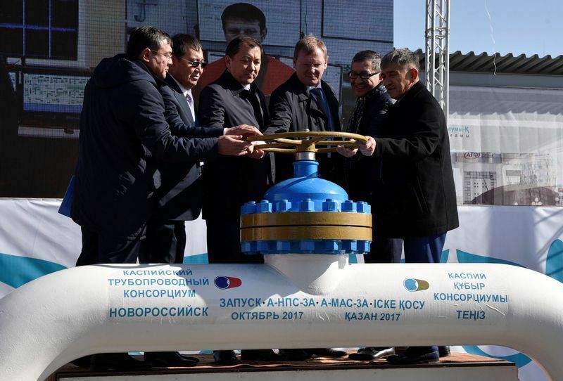 カザフスタンのアティラウ市近郊で行われたCPCの新しいポンプ場の立ち上げ式典に出席するコンソーシアムのニコライ・ゴルバン局長（右から3人目）ら参加者。2017年10月12日。