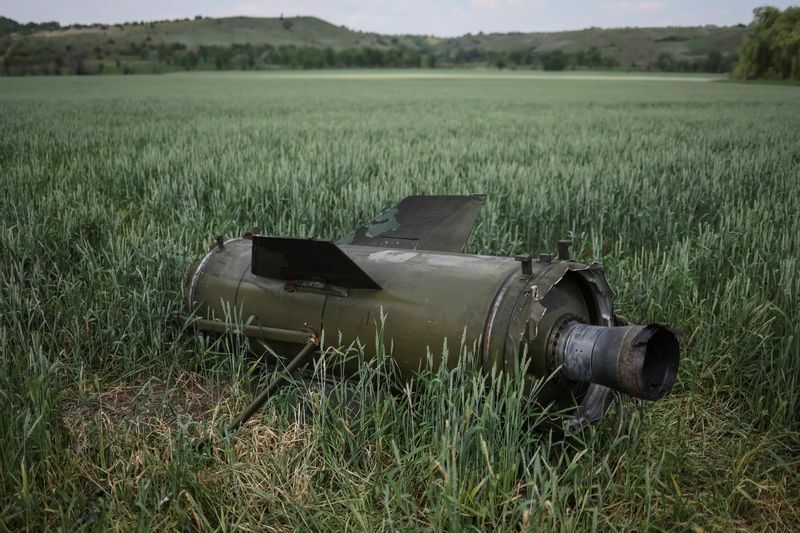 トーチカ-U弾道ミサイルの残骸が、冬小麦畑で、ドネツク州のソレダルの町付近の冬の小麦畑で見られた。6月8日