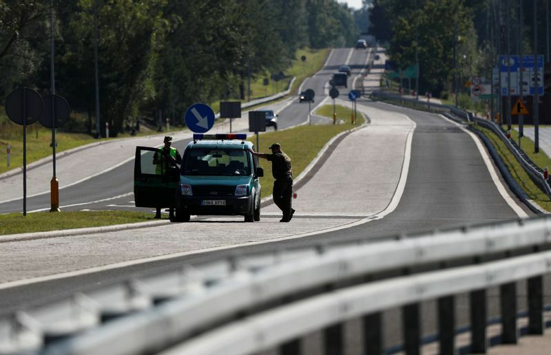 国境警備隊が、スヴァウキ回廊として知られるポーランドとリトアニアの国境を越えてパトロールする。ポーランド・オグロドニキ近くで、2017年8月30日。