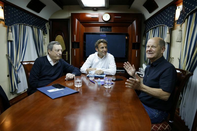 ポーランドを出発した後、キーウ行きの列車で移動するマクロン仏大統領、ショルツ独首相、ドラギ伊首相6月16日撮影。