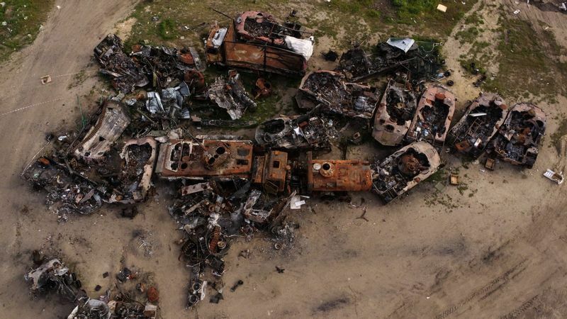 ウクライナのブチャに投棄された、破壊されたロシアの戦車や軍用車両。5月16日ドローンによる撮影。乗員はどうなったのだろうか。