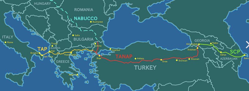 ３つのパイプラインが接続して、アゼルバイジャンのカスピ海沿岸からガスを欧州に運ぶ。点線のNABUCCOは競争に負けてお蔵入りした。Wikipedia・Golden作。