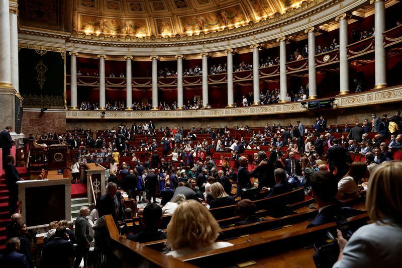 パリの国民議会で行われたボルヌ首相の一般教書演説の前の様子。女性議員は4割弱。7月6日
