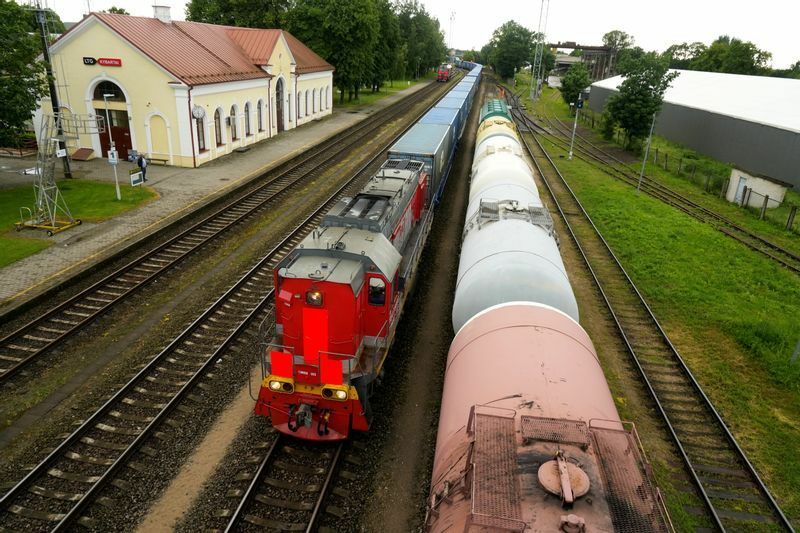 リトアニアのキバルタイにある国境の鉄道駅に到着したカリーニングラードからの貨物列車.6月21日撮影。