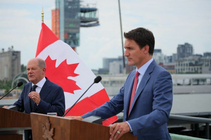 ショルツ首相は、ビジネスフォーラムも訪問した。写真はモントリオール科学センターの外の記者会見の様子。８月22日