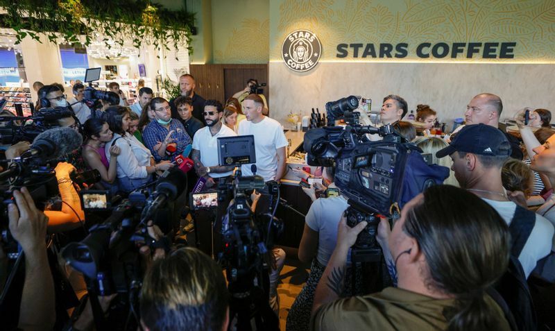スターバックス社のロシア撤退に伴いオープンした「Stars Coffee」。レストラン経営者のAnton Pinskiyが共同経営者のラッパーTimatiと8月18日モスクワでの立ち上げ式に出席