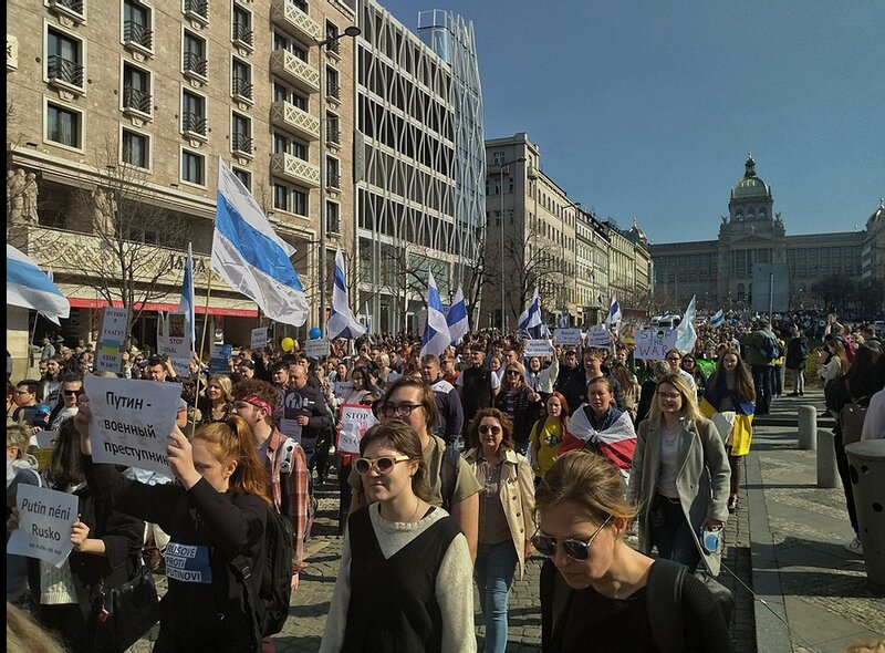 3月26日にチェコのプラハで行われたロシア人等による戦争反対のデモ。Wikipediaより