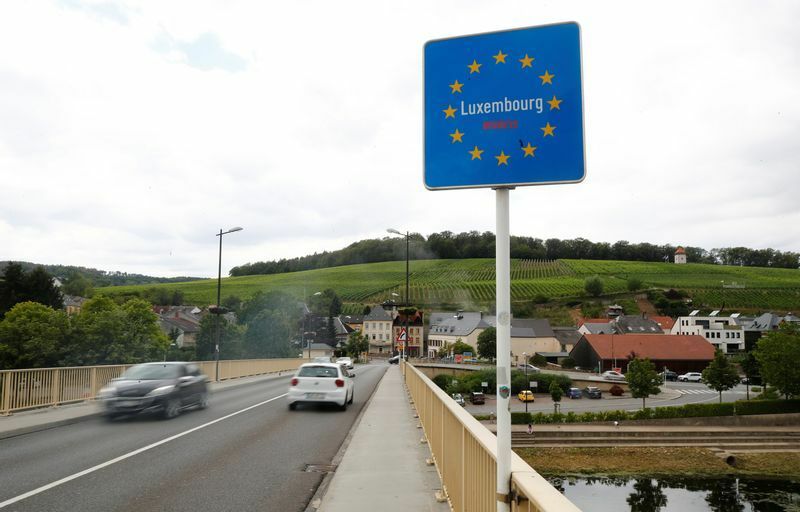 モーゼル川沿いのシェンゲン町に存在する、ドイツとルクセンブルクの国境に立つ「ここからルクセンブルク」の標識。このシェンゲン町で協定は結ばれた。