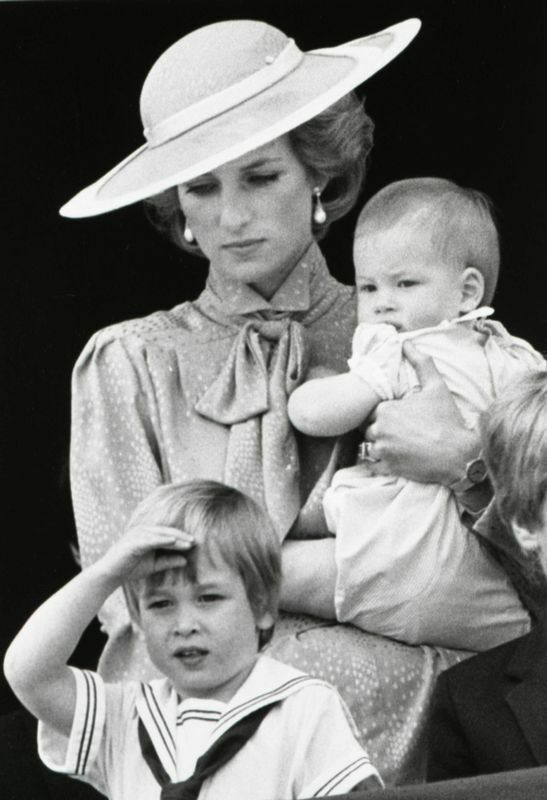1985年6月15日バッキンガム宮殿のバルコニーから。この写真の撮影時、ダイアナさんは23歳だった。