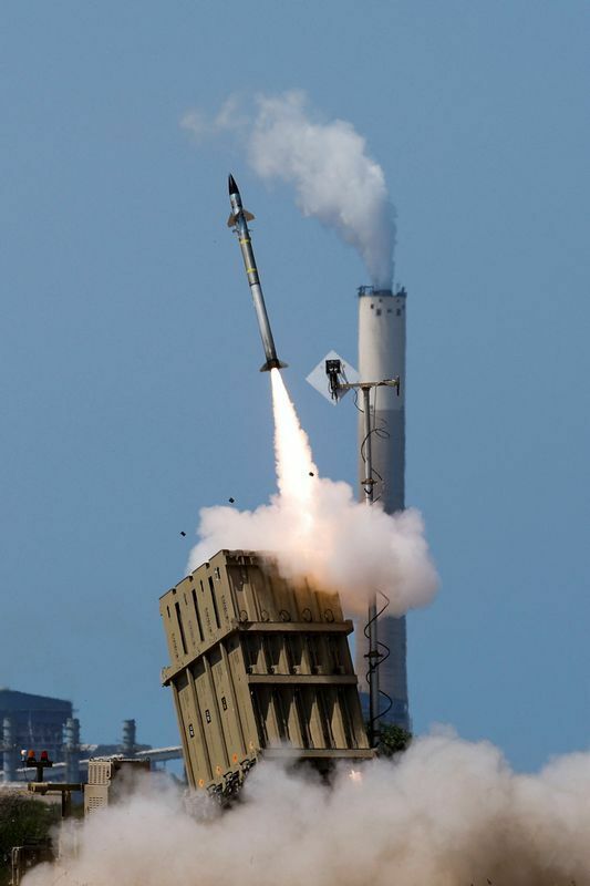 アイアンドームが迎撃ミサイルを発射。8月7日、イスラエルとガザの国境近くの空で。