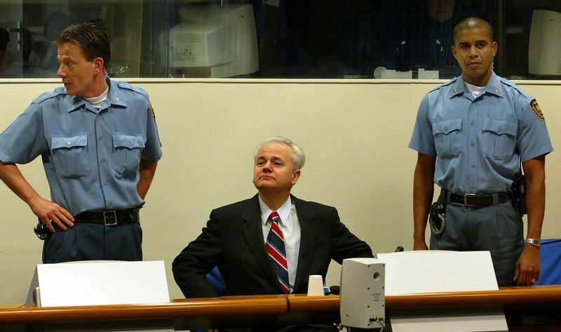 ミロシェビッチ元大統領。2002年2月13日、ハーグの旧ユーゴスラビア国際刑事裁判における裁判の2日目。