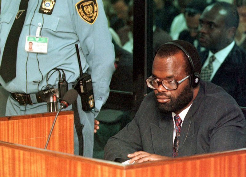 1998年5月1日、被告席に座るルワンダのジャン・カンバンダ元首相。ルワンダ国際刑事裁判所法廷にて。