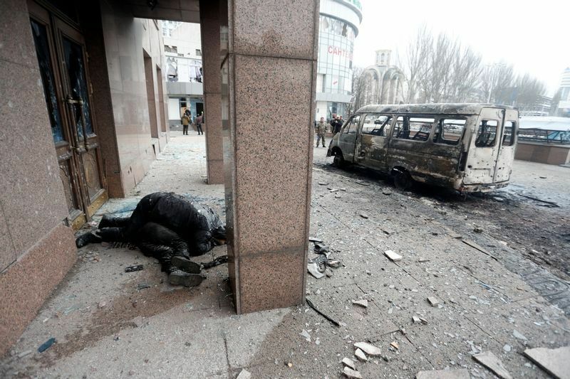 ロシア派が支配する都市ドネツクで、砲撃され破損した建物で犠牲者になった市民。３月１日