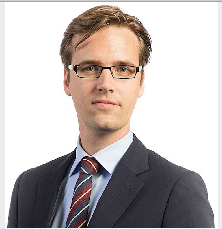 オランダのSjoerd Sjoerdsma議員。外交官出身の41歳。中道リベラルのDemocrats 66党所属。Wikimedia・Levien Willemse撮影。