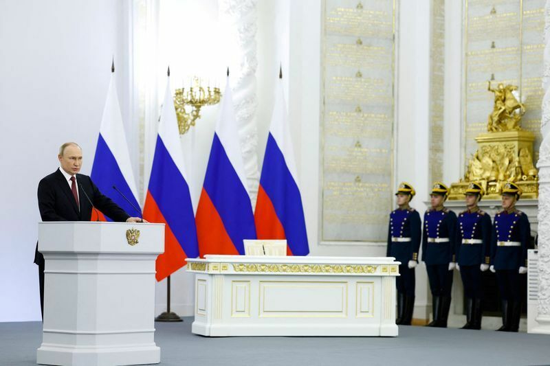プドネツク、ルハンスク、ヘルソン、ザポリージャの 4 つの地域を併合する式典。9月30日、モスクワ大クレムリン宮殿のゲオルギエフスキー ホールで。