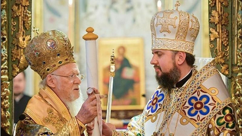 独立教会のトモスを、コンスタンティノープル総主教（左）が手渡し、ウクライナ正教会が独立した瞬間。2019年1月6日。写真：President.gov.ua
