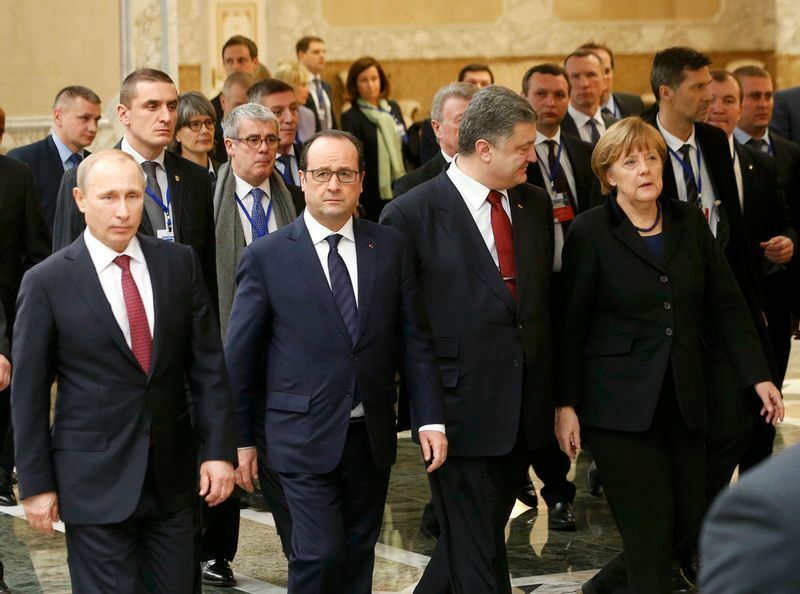 2015年2月11日ベラルーシのミンスクでプーチン大統領、オランド仏大統領、ポロシェンコ宇大統領、メルケル独首相。仏独による仲介で、ドンバス戦闘停止のための「ミンスク２」と呼ばれる議定書がかわされた。