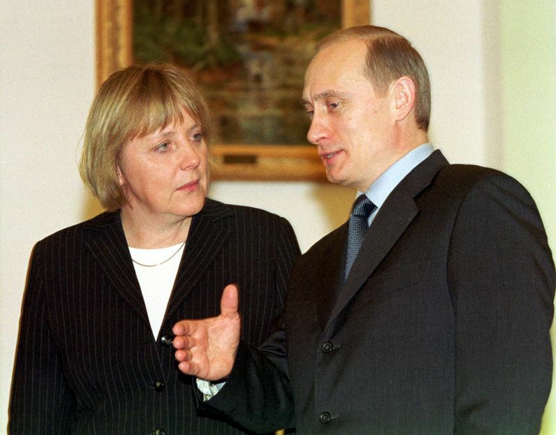 2002年2月8日、CDUの議長としてモスクワを訪問したメルケル氏と、プーチン大統領。メルケル氏は東独育ちで露語に堪能、東独ドレスデンに駐在したプーチン氏は独語に堪能だ。約20年にわたる交流だった。