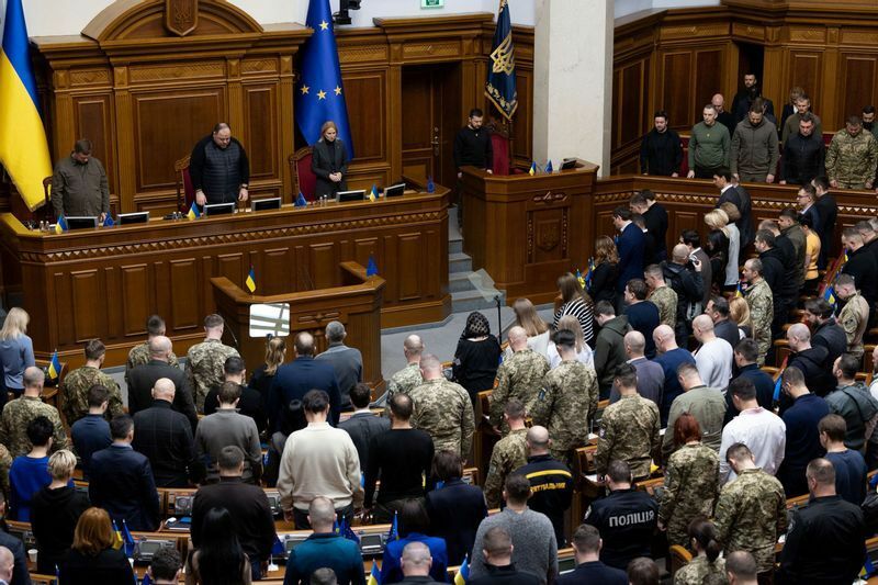 ロシアによるウクライナ攻撃の中、ウクライナ議会のセッションに出席するゼレンスキー大統領。12月28日