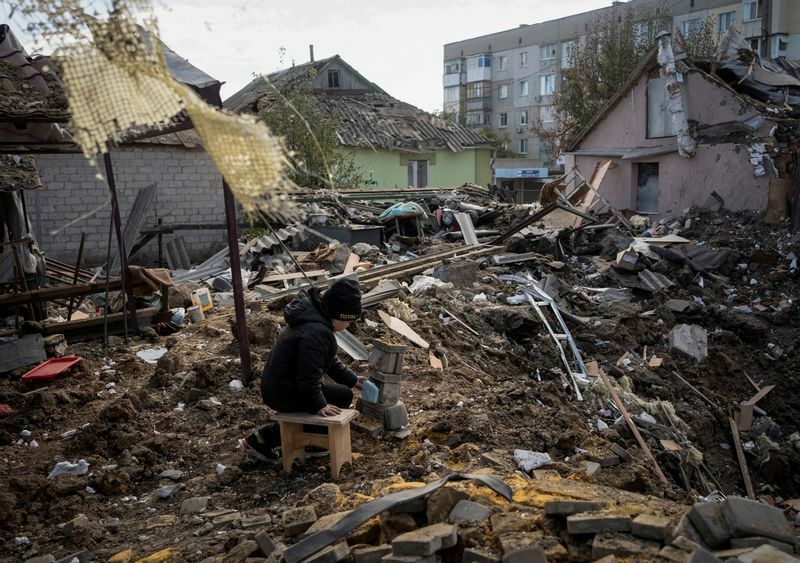 破壊された祖母の家の廃墟で遊ぶ少年。ウクライナ・クピエンスク。10月16日。