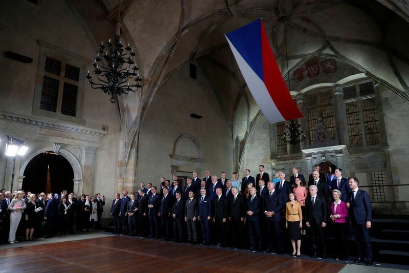 プラハ城で開催された欧州政治共同体内の会合と非公式EU27首脳会議で写真撮影をする出席者たち。10月6日