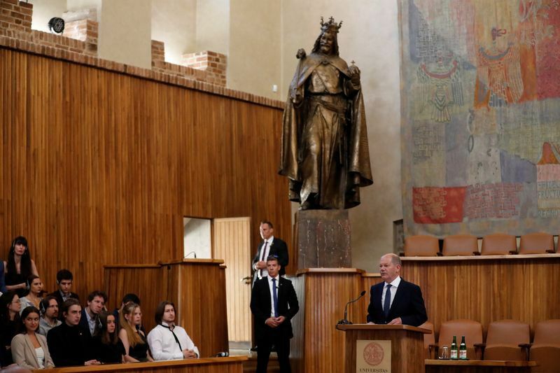 カレル大学で、EUの拡大と制度改革などを演説するショルツ首相。8月29日。
