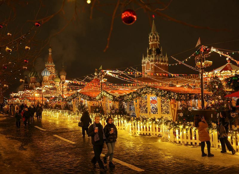 モスクワの赤の広場にあるクリスマスマーケットを歩く人々。2022年12月26日