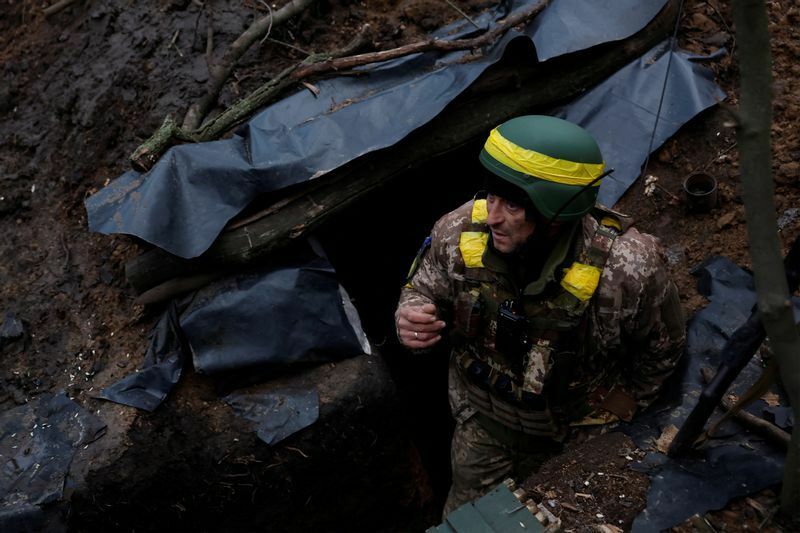 ロシアの攻撃が続く中、えんたい壕から出てきたウクライナ軍兵士。ドネツク地方で。2022年12月31日