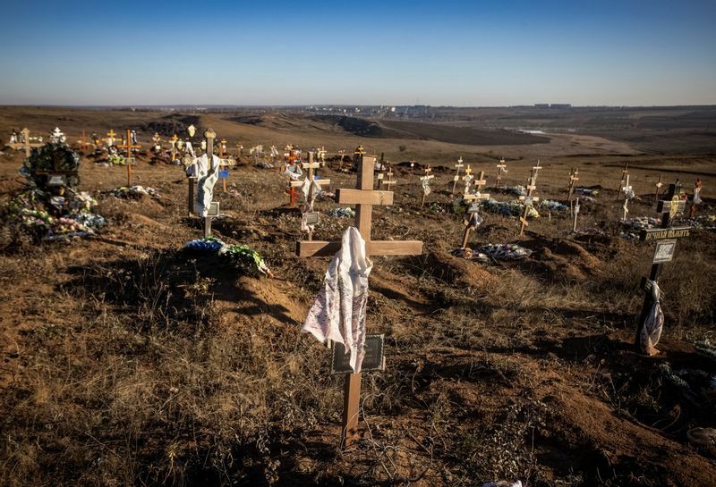 ロシアのウクライナ攻撃が続く中、バフムート近くの墓地に新しいお墓がまた増えてしまった。ドネツク州。2022年12月5日。