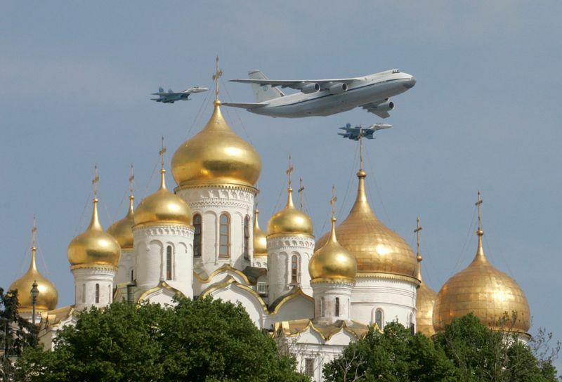 2008年5月9日、ロシアはナチス・ドイツに対する戦勝を祝って、ソ連崩壊後初めて赤の広場で軍事力を誇示ミサイル発射機が教会の上を通過した。
