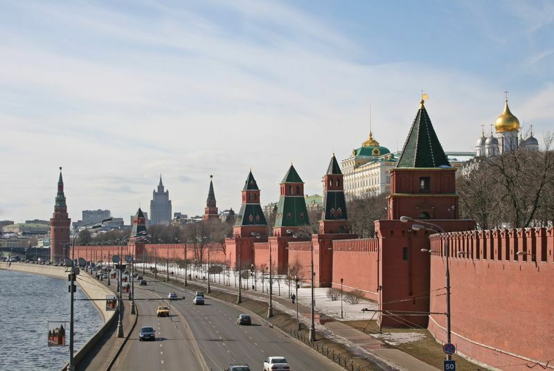 クレムリンは「城壁」を意味する。モスクワ川と向こうに受胎告知大聖堂が見える
