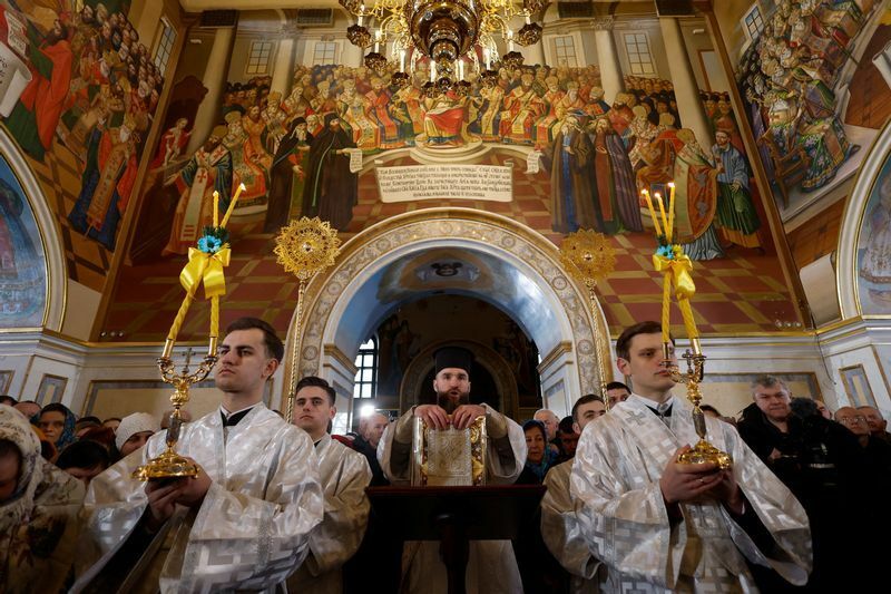 大修道院の中にある生神女（マリア様）就寝大聖堂の中で、クリスマスの礼拝を行う、ウクライナ独立教会の聖職者たち。1月7日