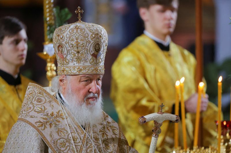 1月6日、モスクワの救世主キリスト大聖堂で、正教会のクリスマス礼拝を行うキリル総主教。