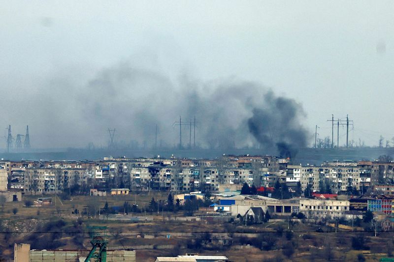 前線の町ソレダルから攻撃のために煙が上がっている。バフムトから見た光景。1月5日。