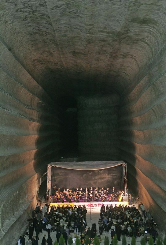 ソレダルの町にある深さ288メートルの塩山につくられたコンサートホールで演奏するドンバス交響楽団。2004年10月2日。