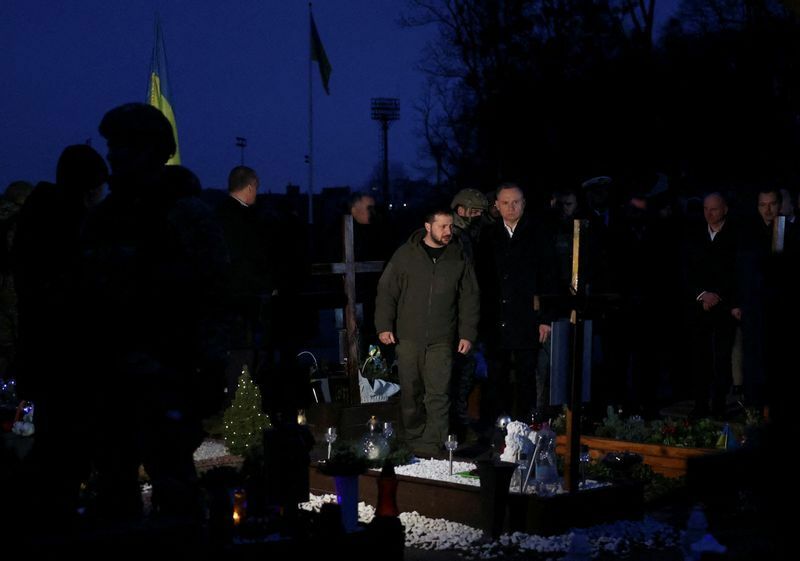 ポーランドのドゥダ大統領とゼレンスキー大統領は、1月11日、ウクライナの西部の街リヴィウで、街を守った者の墓地を訪れた。