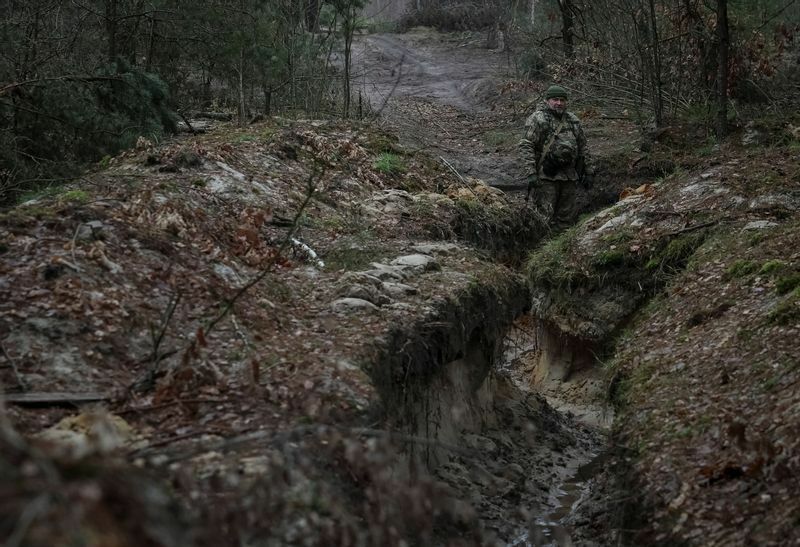 ウクライナのヴォリン地域で、ベラルーシとの国境近くでヴォリン領土防衛旅団のウクライナ軍人が任務にあたっている。1月12日。